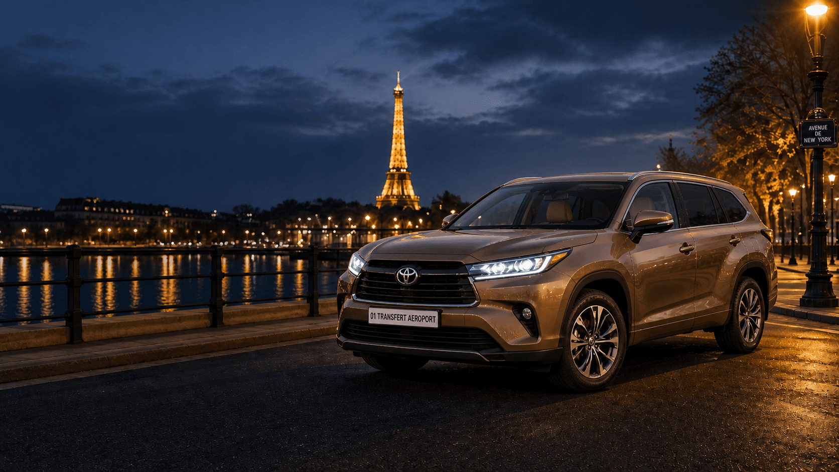 Toyota Highlander 01 Transfert Aéroport devant la Tour Eiffel illuminée la nuit, Avenue de New York